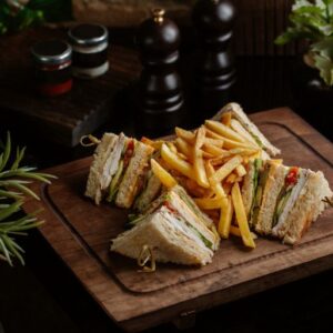Sandwichs-de-club-pour-quatre-personnes-avec-des-frites-dans-un-restaurant-avec-des-feuilles-de-romarin-_-Photo-Gratuite-3.jpeg PRAWNS CLUB